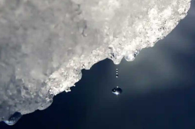 Heatwaves at both of Earth’s poles alarm climate scientists