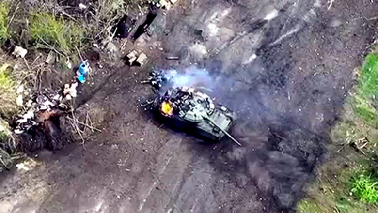 Special forces of Ukraine (SSO) ambush a Russian T-80 MBT near Pytomnyk village Kharkiv Oblast.