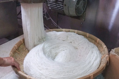 How Rice Noodles Are Made / 米粉製作技能 - Taiwanese Traditional Food
