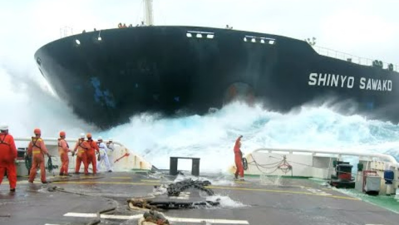Top 30 Large Oil Tanker, Bulk Carrier and Container Ships In Terrible Storm at Giant Waves
