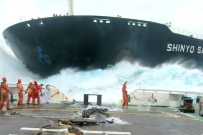 Top 30 Large Oil Tanker, Bulk Carrier and Container Ships In Terrible Storm at Giant Waves