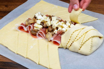 Delicious roulade! With puff pastry, mushrooms and feta cheese! You lick your fingers