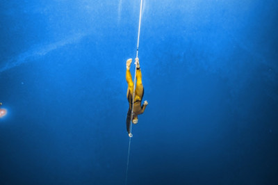 Alexey Molchanov's World Record dive to 126 meters (Free Immersion)