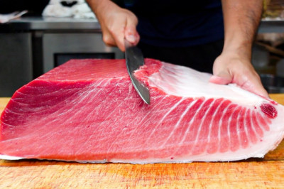 Cutting giant bluefin tuna to luxurious sashimi, teppanyaki tuna / 巨大黑鮪魚切割秀, 鐵板上腹肉 - Taiwanese food