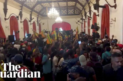 Sri Lanka: thousands of protesters storm president's official residence
