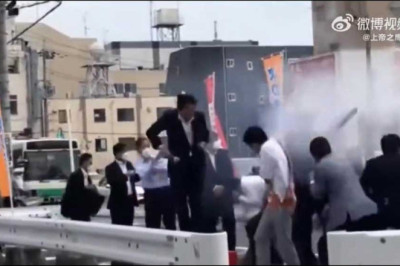 Dramatic video moment Shinzo Abe is shot to death.