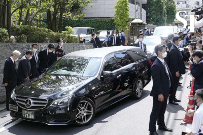 Abe's body returns home as Japan grieves ex-PM