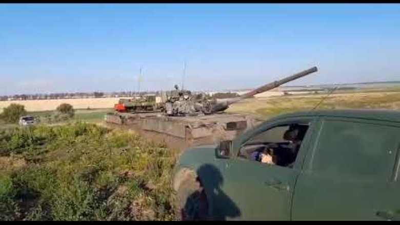 The trophy T-80BV pulls out another T-80BV near the village of Karnaukhivka, Izyum district