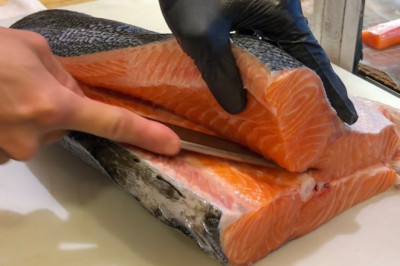 Salmon Cutting Skills 鮭魚切割技能 - How to Cut a Salmon for Sashimi