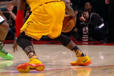 Kyrie Irving's ankle breakng stepback on Brandon Knight!.