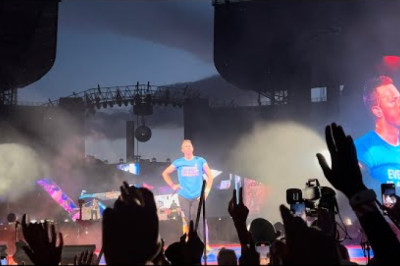 Chris Martin stops Coldplay concert ( Berlin 2022 )