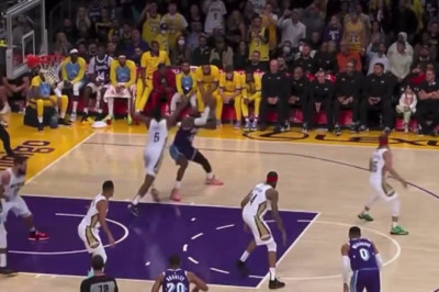 Lebron uses a Kobe move to free himself from D