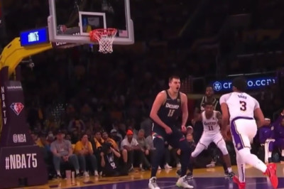 Anthony Davis looking like James harden with the step through