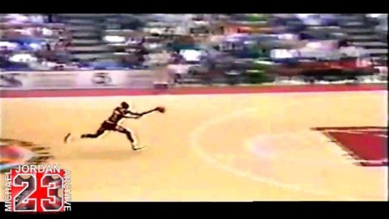 Michael Jordan - Tip-Off Kiss The Rim Dunk (1987)