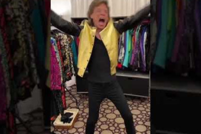 Mick Jagger chooses which jacket he is going to wear at the show - Mick Jagger closet No Filter Tour