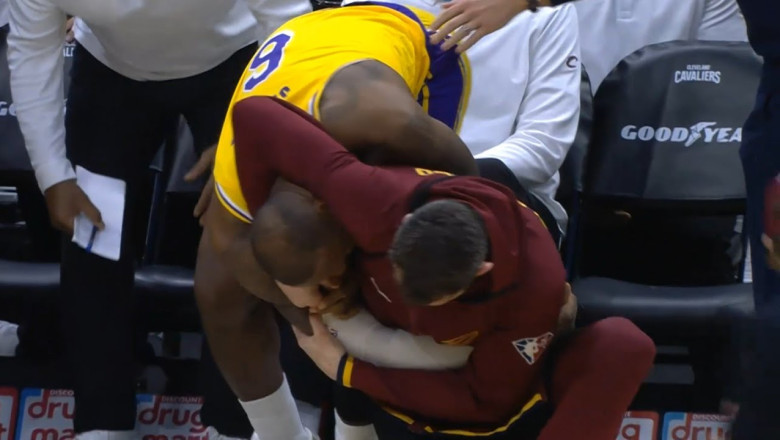 Kevin Love puts LeBron James in a headlock for dunking on him 🤣