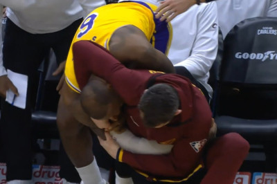 Kevin Love puts LeBron James in a headlock for dunking on him 🤣