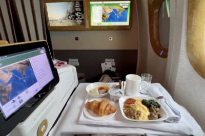 Emirates B777 (old) Business Class | Dubai to the Maldives (+ Dubai lounge)