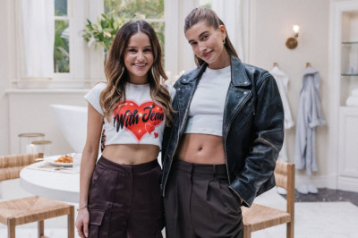 behind the scenes of a very special set visit! | WHO'S IN MY BATHROOM?