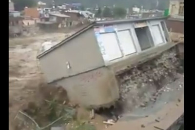 Horrifying footage from Pakistan today of entire building washed away by floods. Over 935 people killed, more than 33 million affected, worst natural disaster for country in decades.