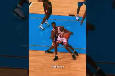 Michael Jordan’s fadeaway shot over Kobe Bryant in 1998 🔥 (Teacher vs Student) #shorts #nba #jordan