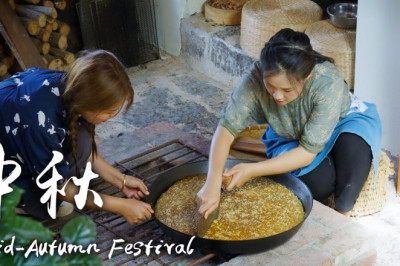 On the Mid-Autumn Festival, I made a big mooncake with the food ingredients given by the elders.