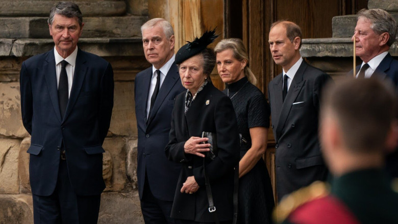 Princess Anne's emotional last curtsy to her mother | Nexth City