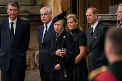 Princess Anne's emotional last curtsy to her mother