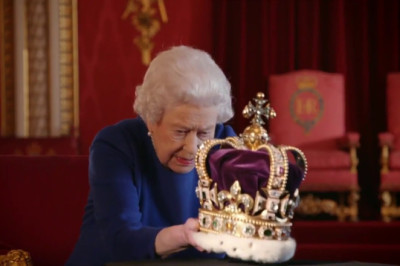 The Queen and St Edward's Crown / La Reina y la Corona de San Eduardo