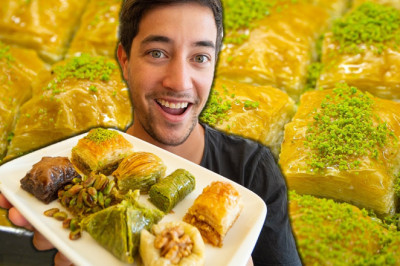 Turkish Street Food in Istanbul!! BAKLAVA HEAVEN + Street Food Tour in Türkiye Bazaar!