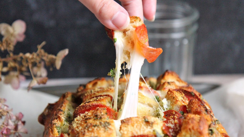 Laura Vitale Makes Pull-Apart Cheesy Garlic Bread