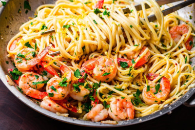 This Lemon Garlic Shrimp Pasta Is So Easy You'll Make It All Summer Long