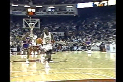 MICHAEL JORDAN - Fastbreak Dunk!!  1-21-90 Knicks @ Bulls