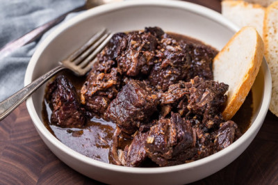 This EASY 5 Ingredient Tuscan Black Pepper Stew is Perfect for Fall