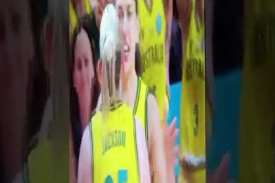 STANDING OVATION FOR LAUREN JACKSON AS SHE OUT OF D COURT. 30PTS 7REBS 1 ASST 1STL #FIBA WOMENS CUP