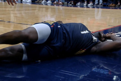 Zion Williamson takes extremely scary fall after dunk gets blocked by Jordan Clarkson