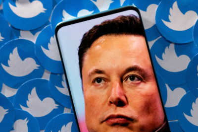 Elon Musk visits Twitter headquarters ahead of takeover deadline