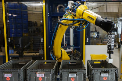 Amazon's latest robot picker for warehouses uses AI to identify objects | Engadget