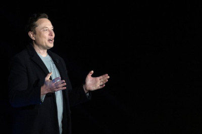 Elon Musk claims Apple has 'threatened to withhold' Twitter from its app store | CNN Business