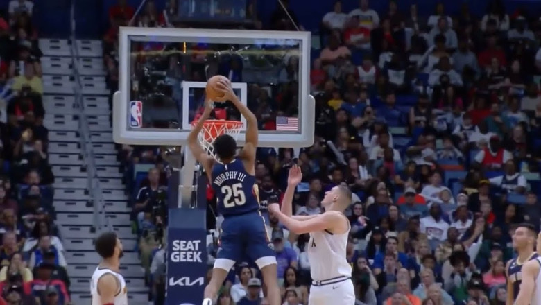 Trey Murphy III gets back-to-back slams to get the crowd on its feet