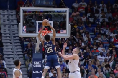 Trey Murphy III gets back-to-back slams to get the crowd on its feet