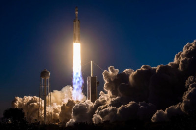 SpaceX lights up the Florida sky with Falcon Heavy launch