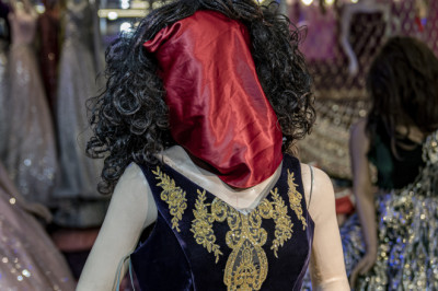 Kabul's mannequins hooded and masked under Taliban rules