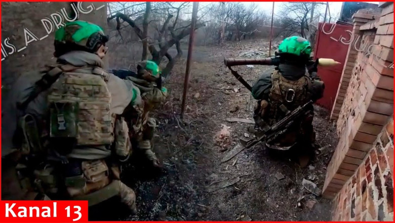 Russians hiding in houses open fire on advancing Ukrainian soldiers ...