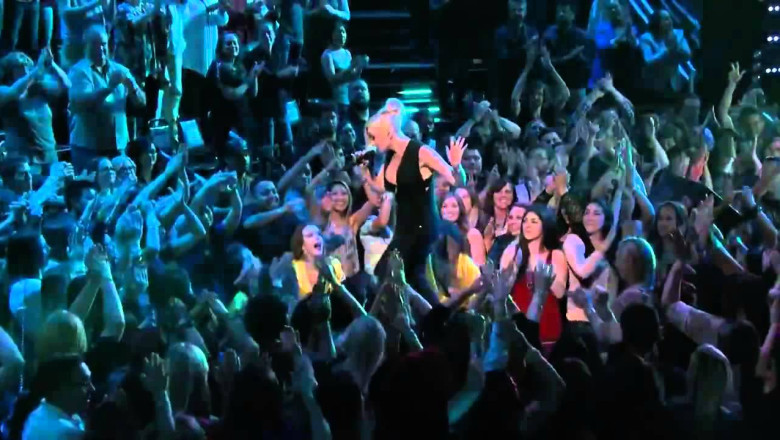 Gwen Stefani and Pharrell Williams Perform 'Hollaback Girl' on The Voice US