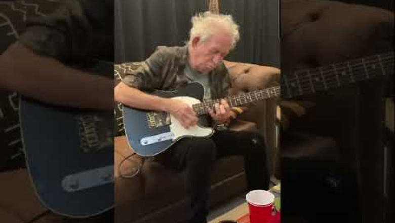 Keith Richards plays Before They Make Me Run backstage before the show in Minneapolis