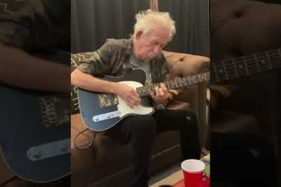 Keith Richards plays Before They Make Me Run backstage before the show in Minneapolis