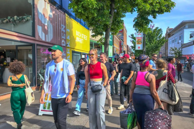London Walk 🇬🇧 A Taste of Summer! Busy Camden Town to Trafalgar Square · 4K HDR