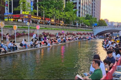Cheonggyecheon 청계천 Night Walk | Seoul, Korea | 4K Walking Tour With Binaural City Ambience Sounds