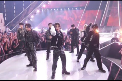 Stray Kids Perform